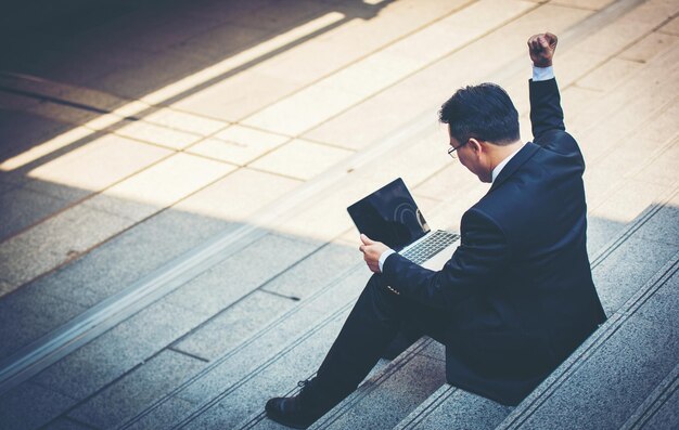 写真 携帯電話に座っている男性