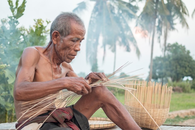 写真 外で座っている男