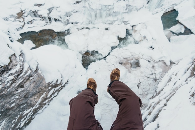 Photo man sitting above the river