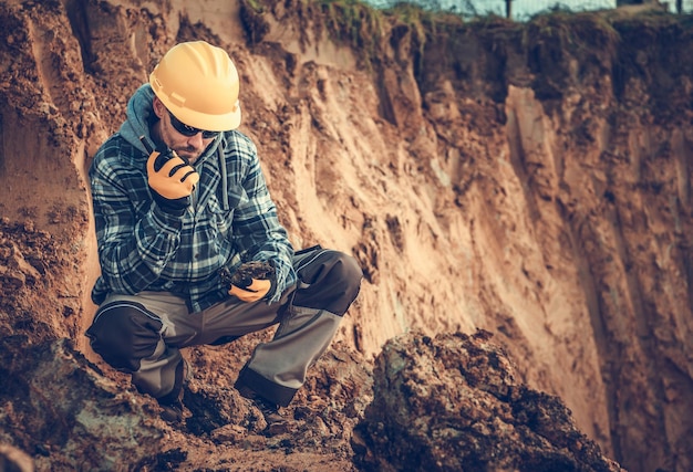 Foto uomo seduto su una roccia