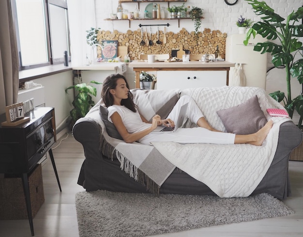 Foto uomo seduto sul divano a casa