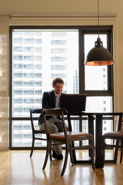 Photo man sitting on table in cafe