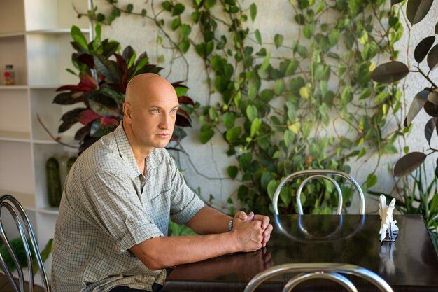 Un uomo seduto a un tavolo in un caffè