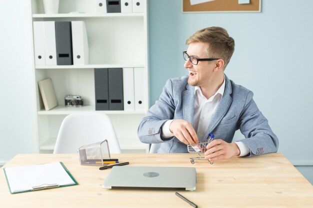 Photo man sitting on table at home