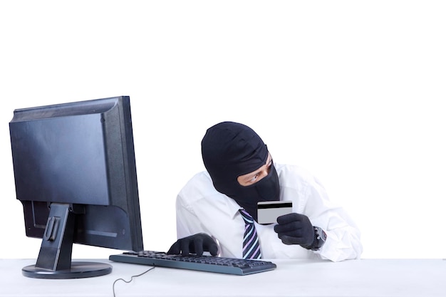 Photo man sitting on table at home