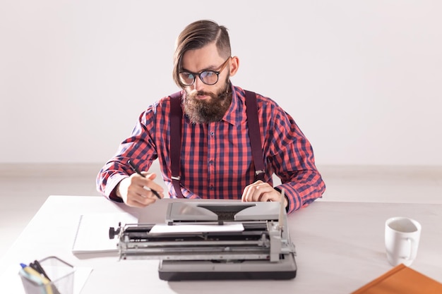 Photo man sitting on table