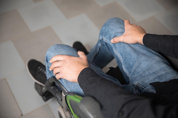 車椅子に座っている男