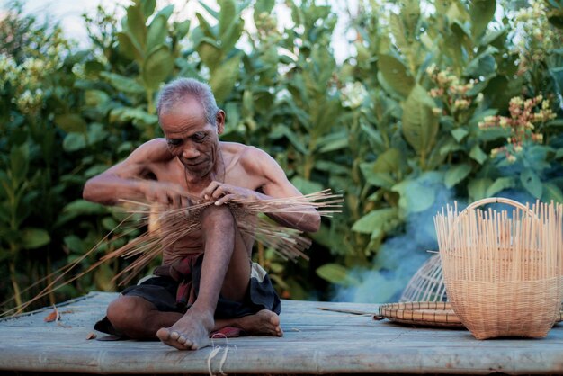 Photo man sitting on wicker basket