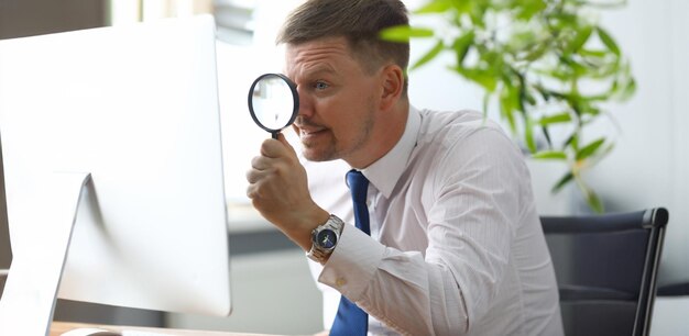 Foto uomo seduto sul posto di lavoro