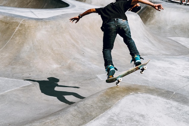 Man skateboarding in het park