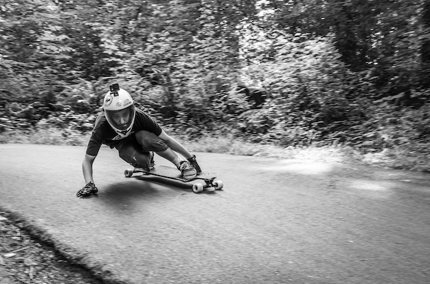 写真 道路でスケートボードをしている男性