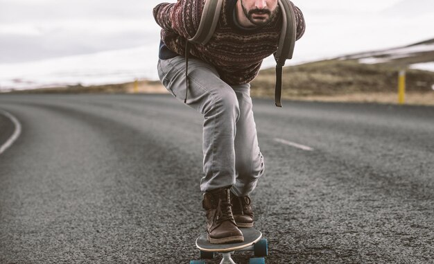 Foto man skateboarding op de snelweg