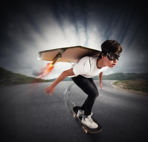 Man skateboarding op de weg