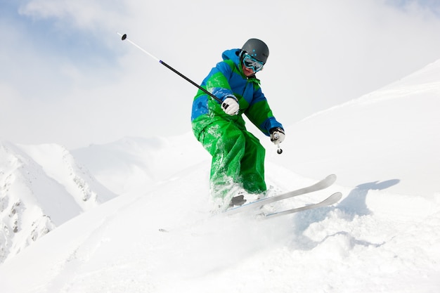 Man skiën bergafwaarts