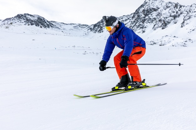 Man skiën op de skihellingen