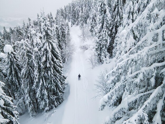 Man skiër genieten van zonsondergang boven de bergen