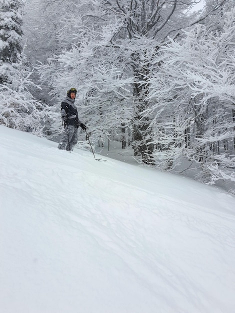 Man skiër op skipiste