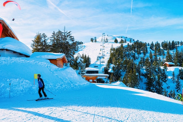 Man skiër skiën in het skigebied Penken Park in Tirol in Mayrhofen in het Zillertal in Oostenrijk in de winter Alpen. Mensen skiën Alpine bergen met witte sneeuw en blauwe lucht. Oostenrijkse besneeuwde hellingen.