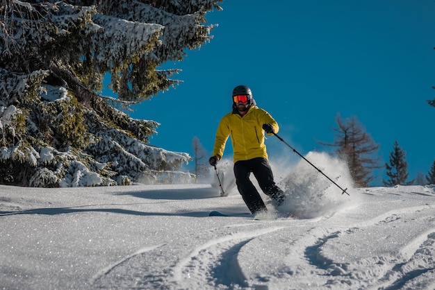 Man skiet op een met sneeuw bedekte berg