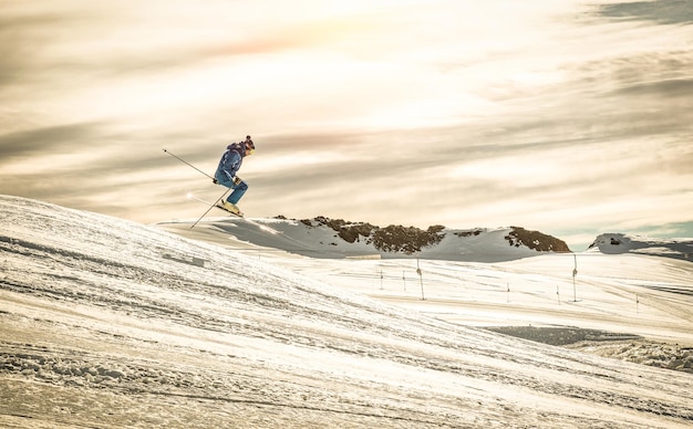 Man skiet op sneeuw tegen de lucht