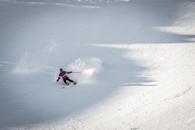 사진 눈 인 땅 에서 스키 를 타는 사람