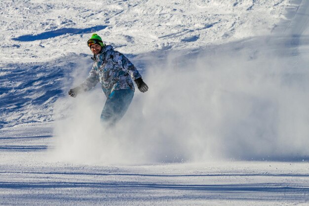 写真 雪に覆われた風景でスキーをしている男