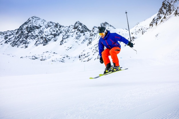 Foto uomo che sciò su un terreno coperto di neve