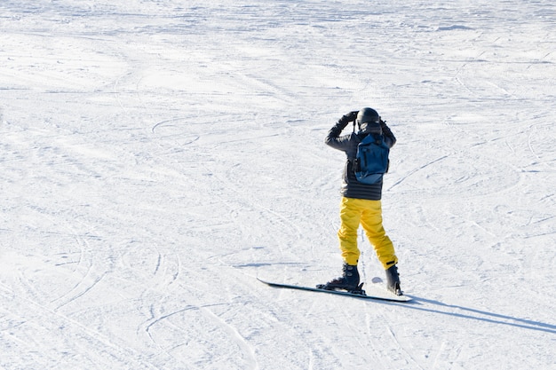 Человек на лыжах смотрит вдаль. Вид со спины