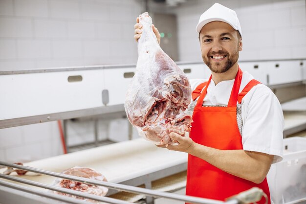 Man slager bij de vriezer met vlees