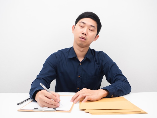 Photo man sleep with document envolope on the table