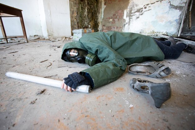 Foto uomo che dorme in una stanza abbandonata