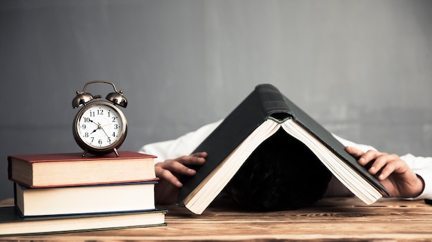 Foto libro della testa dell'uomo che dorme