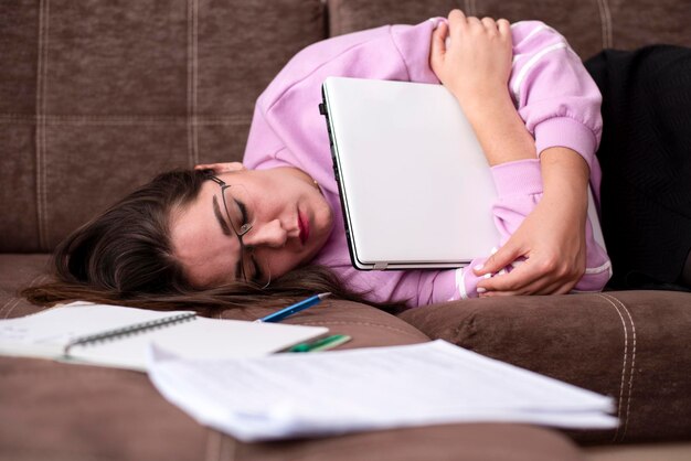 Photo man sleeping on table