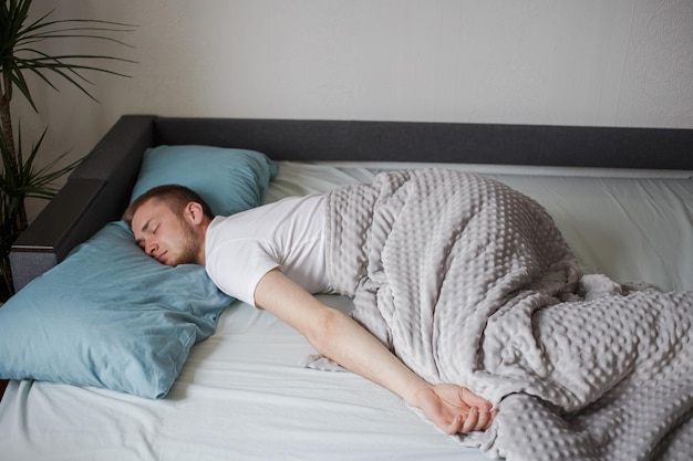 男はベッドでおかしく眠る