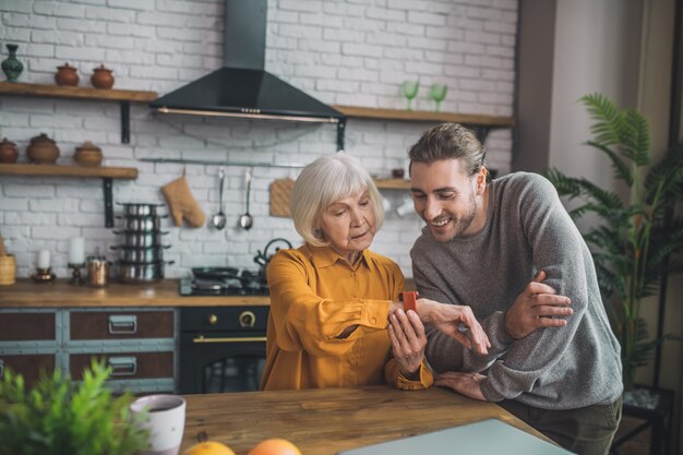 Man smartwatch aan de hand van zijn moeder te bevestigen