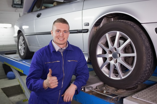 車の隣に笑っている男