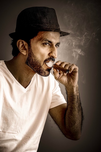 Photo man smoking against gray background