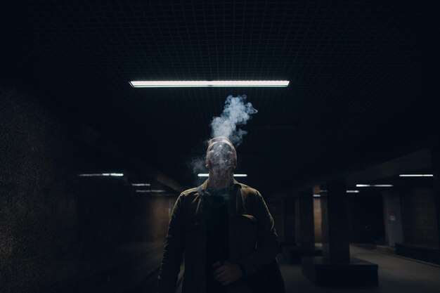 Photo man smoking cigarette at night