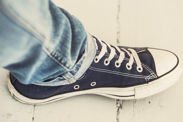 Photo man in sneakers or blue converse