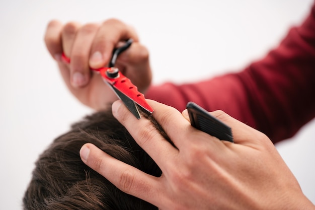 man snijden haar op witte achtergrond