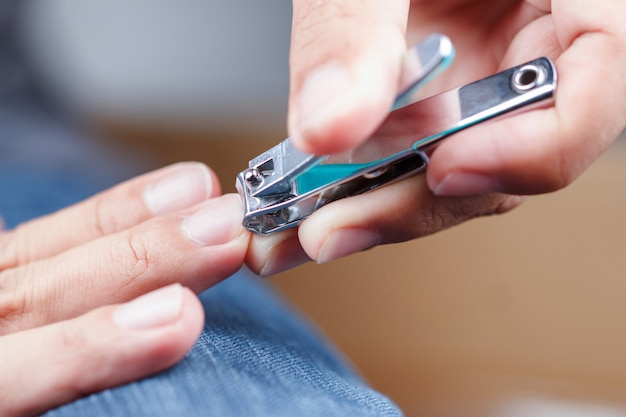 Man snijden nagels