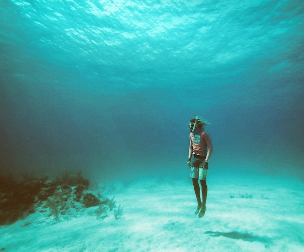 Photo man snorkeling underwater