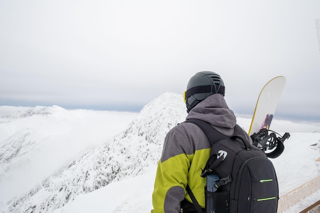 Man snowboarder op de top van het skigebied Chopok Mountain Slowakije