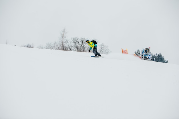 Photo man snowboarder at ski slope copy space winter sport
