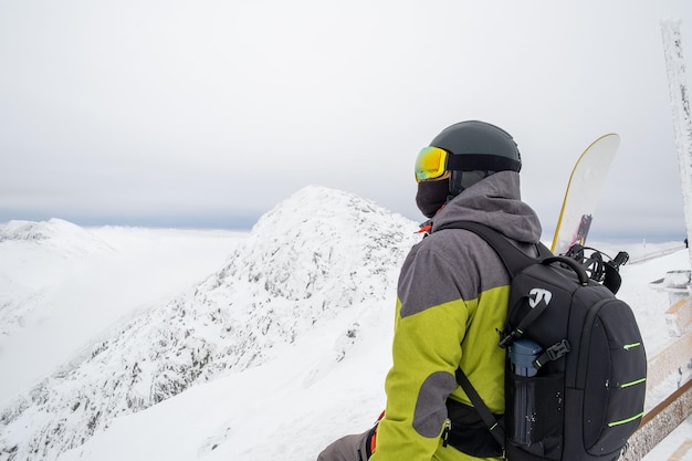 초폭 산 슬로바키아 스키 리조트 꼭대기에 남자 스노보더