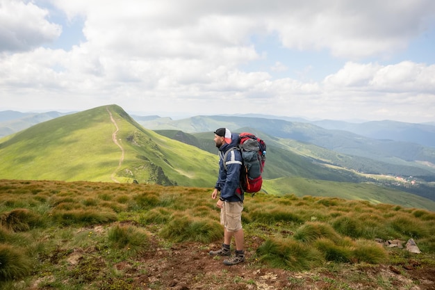 Man solo reizende backpacker wandelen in scandinavische bergen actieve gezonde levensstijl avontuurlijke reis vakanties