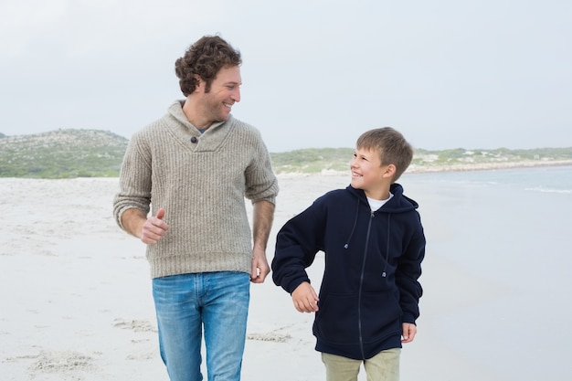 Photo man and son jogging at beach