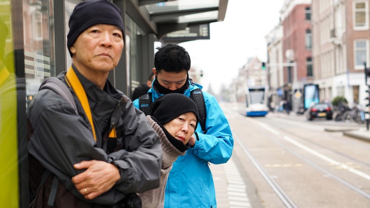 Photo 도시 의 거리 에서 남자 와 아들