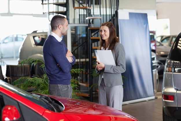 Photo man speaking to a woman