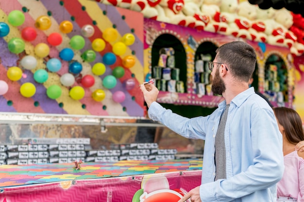 Foto man speelspel in het pretpark